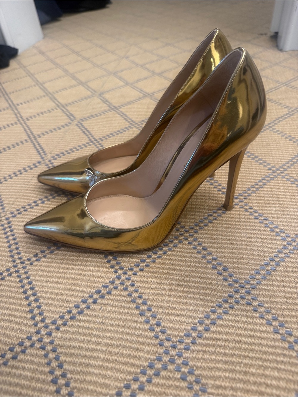Gianvito Rossi Shiny Gold Pointed Pump - Picture 2 of 6
